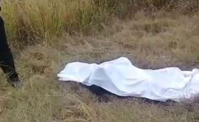 धनबाद : पेट्रोल डाल महिला का शव जला रहे लोग ग्रामीणों को देख भागे