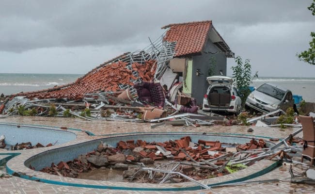 IN PICS : इंडोनेशिया में सुनामी से 281 मरे, कई मकान नष्ट