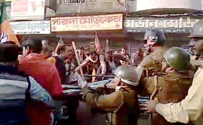 VIDEO पश्चिम बंगाल : बशीरहाट में भाजपा और पुलिस के बीच संघर्ष, कई घायल