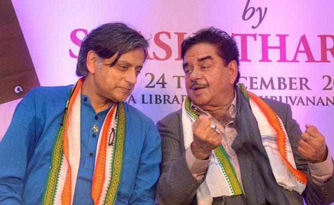 शशि थरूर की किताब का विमोचन, बोले शत्रु - मोदी सरकार वन मैन शो, टू मेन आर्मी