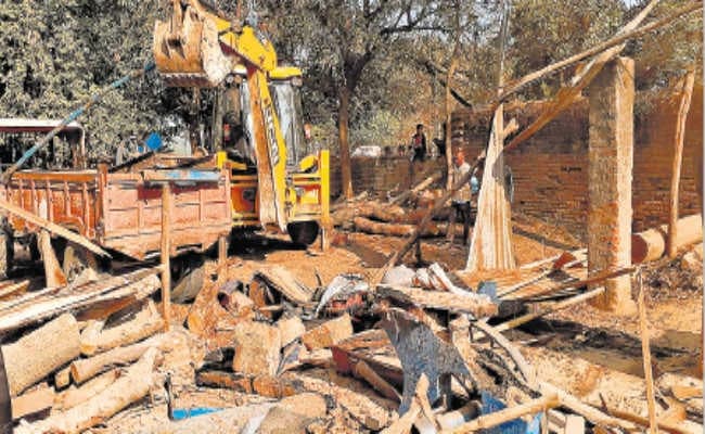 अवैध आरा मिलों में चला प्रशासन का बुलडोजर, तीन आरा मिलों को जेसीबी से किया ध्वस्त