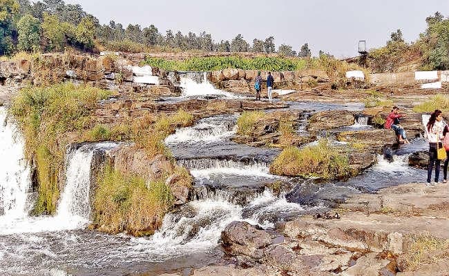 कलकल धारा से सैलानियों का मन मोह लेता है भटिंडा फॉल