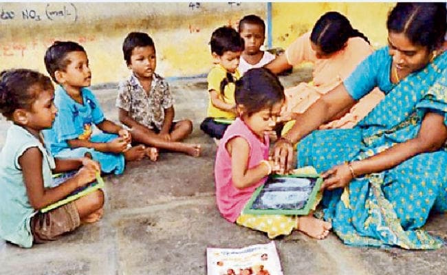 पटना : प्रदेश में 13 हजार से भी अधिक आंगनबाड़ी सेविकाओं-सहायिकाओं के मानदेय पर ''ब्रेक''