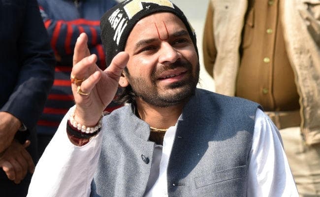 तेज प्रताप के नये रूप से पार्टी में घमसान, जदयू ने ली चुटकी