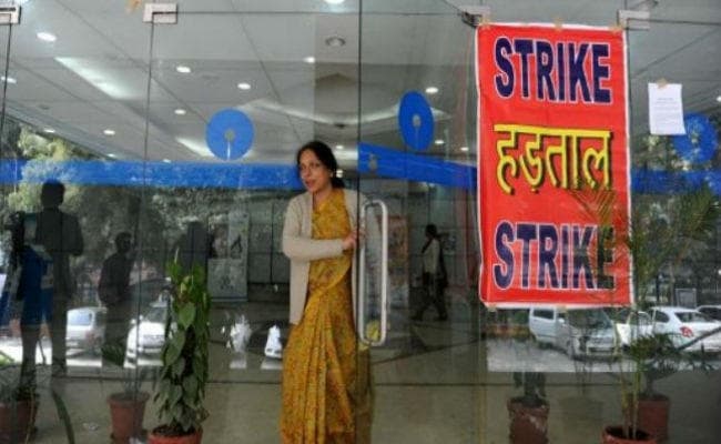 बुधवार को फिर हड़ताल पर रहेंगे सरकारी बैंकों के कर्मचारी, नकदी संकट के साथ सेवाओं पर पड़ सकता है प्रभाव