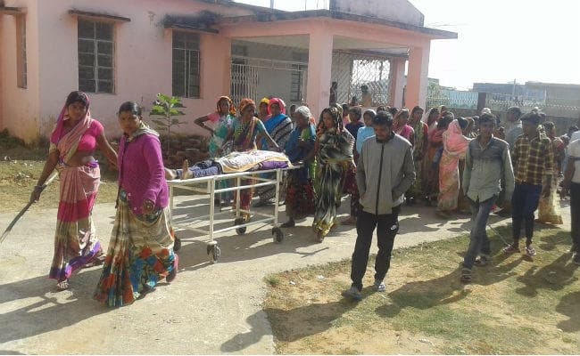 करंट से युवक की मौत, लाठी-डंडा लेकर अस्पताल पहुंची महिलाएं, शव को पोस्टमार्टम हाउस से निकालकर ले गयी