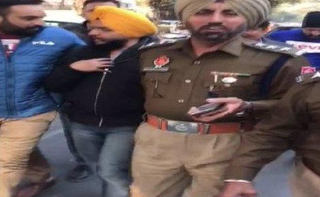 पंजाब में राजीव गांधी की प्रतिमा पर पेंट छिड़का, एक गिरफ्तार, CM ने कहा – बादल माफी मांगें