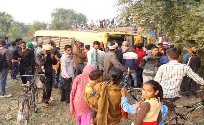 बिहार : बाइक सवार को बचाने में अनियंत्रित होकर खाई में पलटी बस, एक की मौत, दर्जनों जख्मी