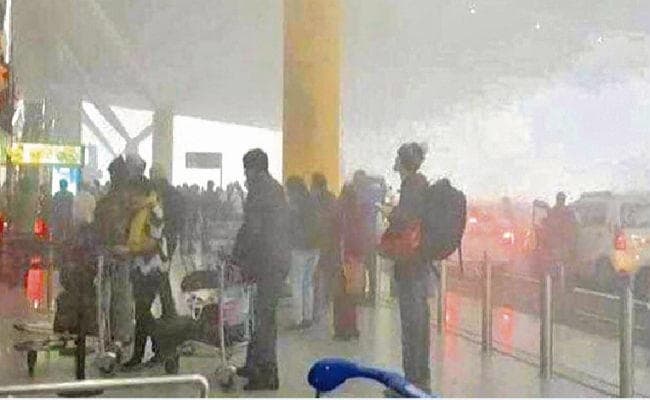 जानें कहां कितना रहा तापमान, दिल्ली में कोहरे के कारण दो घंटे उड़ान नहीं भर सके विमान