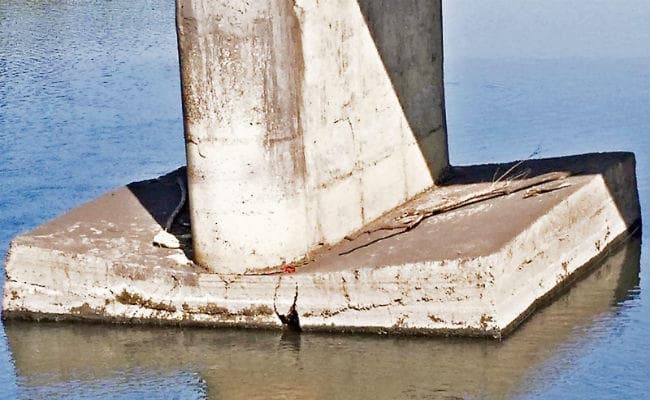 रोजाना गुजरते हैं 300 ट्रक और टिपर दामोदर पुल से, दो साल पहले ही बना था, धंस गया एक पाया, हादसे की आशंका