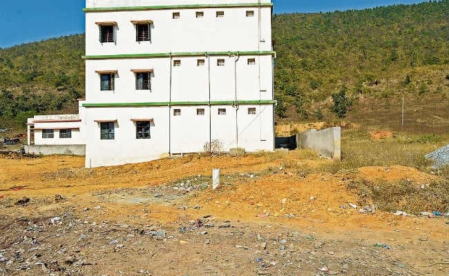 जमशेदपुर :  पहाड़ के नीचे बनाया आलीशान आश्रयगृह उद्घाटन के पहले ही टूटे खिड़की के शीशे