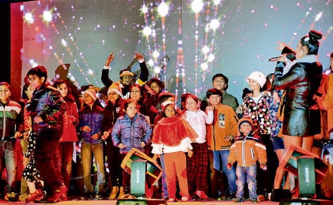 धनबाद :  धनबाद क्लब में फैशन शो, सांता ने बच्चों के बीच बांटे केक, टॉफी व खिलौने, मॉडलों ने किया कैटवाक, बच्चों ने मस्ती