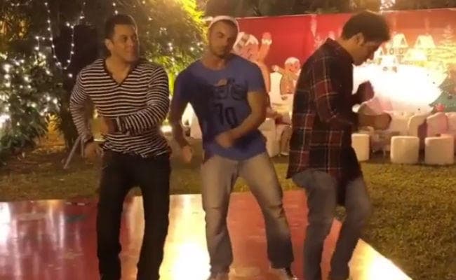 सलमान खान ने परिवार के साथ मनाया क्रिसमस, भाईयों संग जमकर नाचे, VIDEO