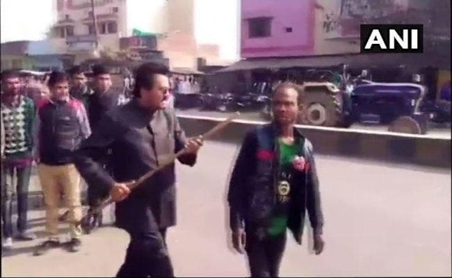 VIDEO : दिव्यांग ने कहा वोट अखिलेश को दूंगा, तो भाजपा नेता ने मुंह में घुसेड़ा डंडा