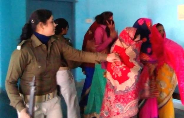 भागलपुर : सेक्स रैकेट का भंडाफोड़, छह लड़के और छह लड़कियों को पुलिस ने हिरासत में लिया