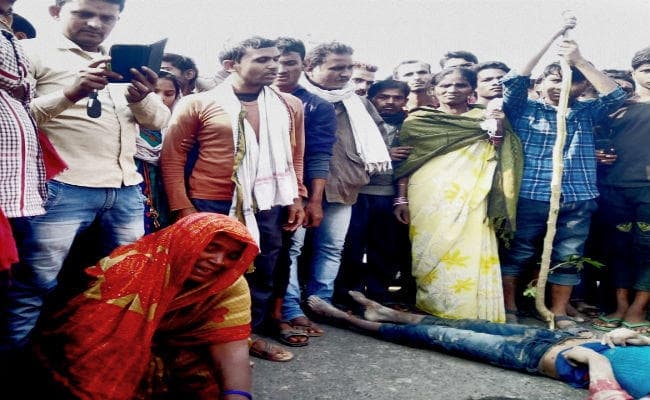 11000 करंट की चपेट में आया खेत में काम कर रहे बेटा, बचाने में पिता-पुत्र की मौत, सड़क जाम, आगजनी