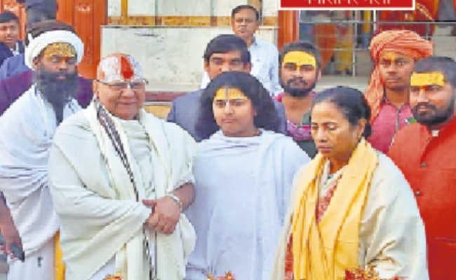 गंगासागर :  ममता पहुंचीं गंगासागर, कपिलमुनि मंदिर में की पूजा,  मंदिर के  विकास को लेकर महंत ज्ञानदास के साथ की बैठक