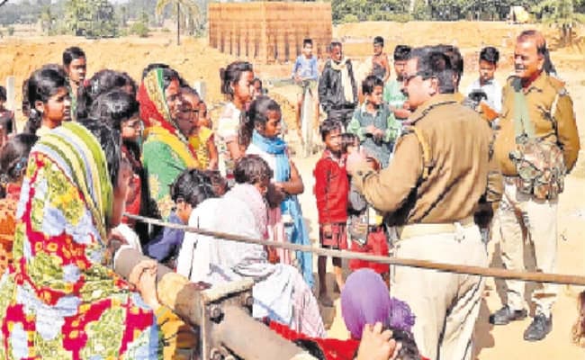 देवघर  :  रेलवे फाटक चालू रखने की मांग, रोकी दुमका-जसीडीह पैसेंजर ट्रेन