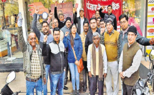 मांगों को लेकर हड़ताल पर रहे बैंककर्मी, बैंकिंग कार्य रहे प्रभावित, देवघर में 175 करोड़ के कारोबार पर असर