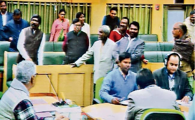 विधानसभा का शीतकालीन सत्र : पारा शिक्षकों के मुद्दे पर नहीं चला सदन, सत्ता पक्ष चर्चा के लिए तैयार