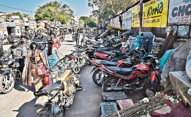 पुलिस की कार्रवाई बेअसर, दूसरे दिन ही सड़क पर कब्जा