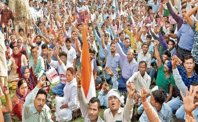 स्कूलों का विलय और पारा शिक्षकों की हड़ताल की चर्चा