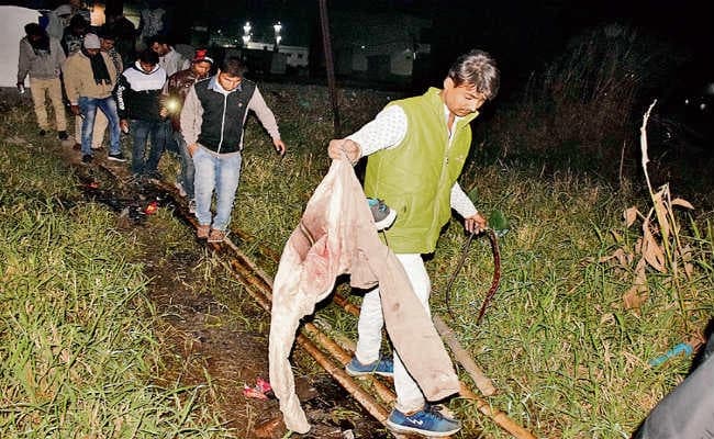 माड़ीपुर में दो की हत्या, 300 मीटर घसीट कर रेलवे ट्रैक पर फेंका शव