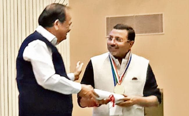 देवघर : आकांक्षी जिलों में गोड्डा का परफॉरमेंस देशभर में बेहतर, सांसद हुए सम्मानित