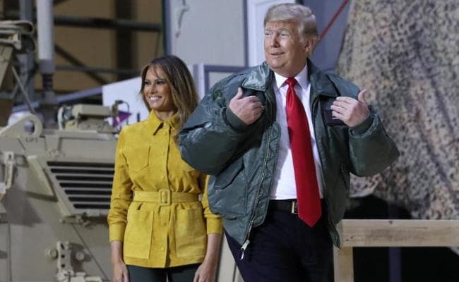 IN PICS : अमेरिकी सैनिकों से मुलाकात करने अचानक इराक पहुंचे ट्रंप, मेलानिया