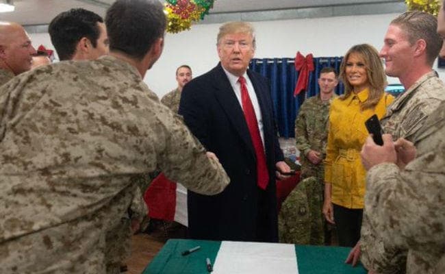 अमेरिकी सैनिकों से मुलाकात करने अचानक इराक पहुंचे डोनाल्ड ट्रंप और मेलानिया