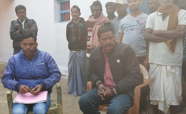 नक्सलियों ने जनअदालत लगाकर ढुल्लू महतो की टाइगर फोर्स के प्रखंड अध्यक्ष को पीटा, बोलेरो को जलाया