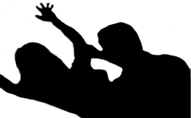 बेटी समझ कर मां से ही छेड़खानी करने लगा किशोर उम्र का लड़का, फिर...