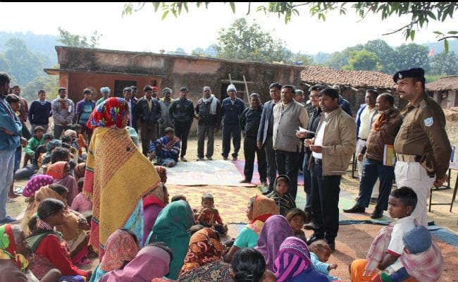 आजादी के 70 साल बाद पहली बार कोरवा जनजाति बहुल हरिनाखाड़ गांव पहुंचे डीसी व डीडीसी