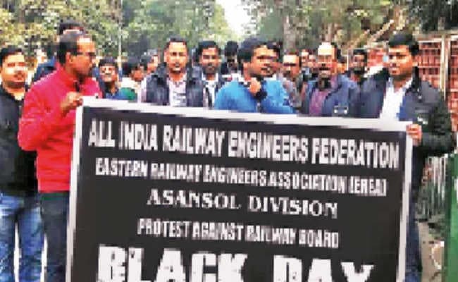 आसनसोल : रेल इंजीनियरों ने निकाला जुलूस, धरना, डीआरएम कार्यालय पर काला बैज लगा कर किया प्रतिवाद