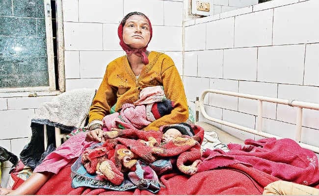 जमशेदपुर : चार दिन पहले सड़क पर दिया जुड़वां बच्चे को जन्म, अब छीनने पहुंचे लोग