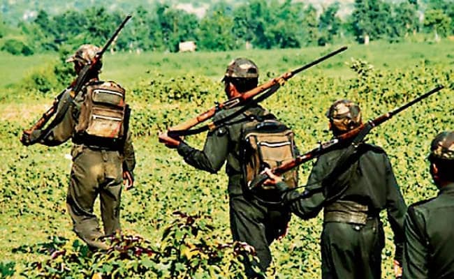 पीरटांड़ में नक्सलियों ने जन अदालत लगा कर मुखिया और उनके पुत्र की पिटाई की, बोलेरो फूंकी