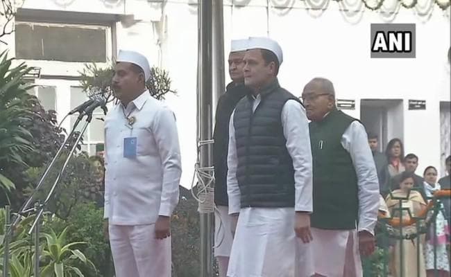 #CongressFoundationDay : पार्टी मुख्यालय में राहुल ने फहराया झंडा, मनमोहन के साथ काटा केक
