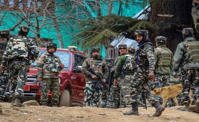 जम्मू-कश्मीर में सुरक्षा बलों ने मुठभेड़ में आतंकवादी को मार गिराया, इंटरनेट सेवाएं बंद