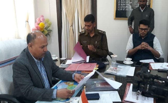 लोकसभा चुनाव के लिए प्रशासन ने कसी कमर, सिमडेगा डीसी ने अधिकारियों और राजनीतिक दलों के साथ की बैठक