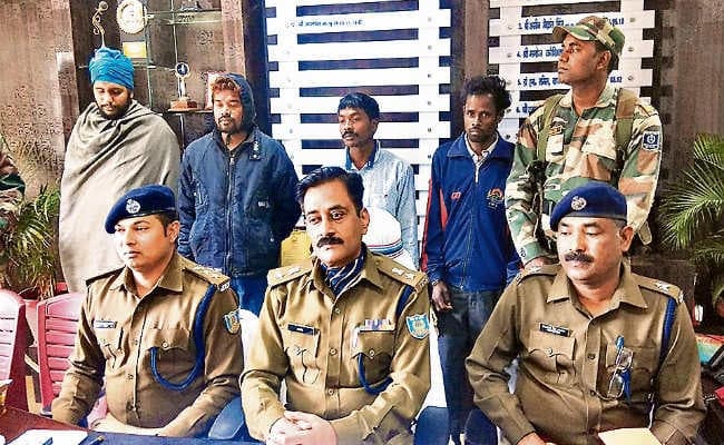 खूंटी : पंजाब के अफीम तस्कर सहित चार लोग गिरफ्तार, दो किलोग्राम अफीम बरामद, 20 हजार नकद व बाइक जब्त