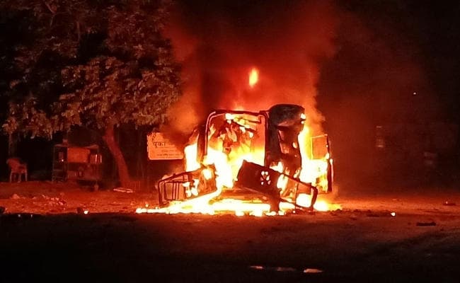 तेज धमाके के बाद  खड़े एंबुलेंस में लगी आग, धू-धू कर जला