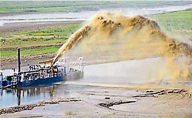 पटना :  गंगा में डॉल्फिन के आसरे उजाड़ रही ड्रेजिंग