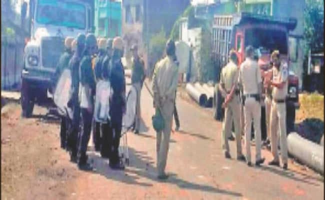 कोयला चोरी के मुद्दे पर दो गुटों में जमकर संघर्ष, बमबारी, पथराव, पुलिस वाहन में तोड़फोड़