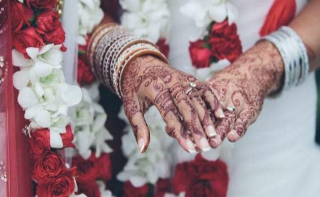 यूपी के हमीरपुर में दो युवतियों ने की समलैंगिक शादी, प्रशासन ने नहीं दी मान्यता