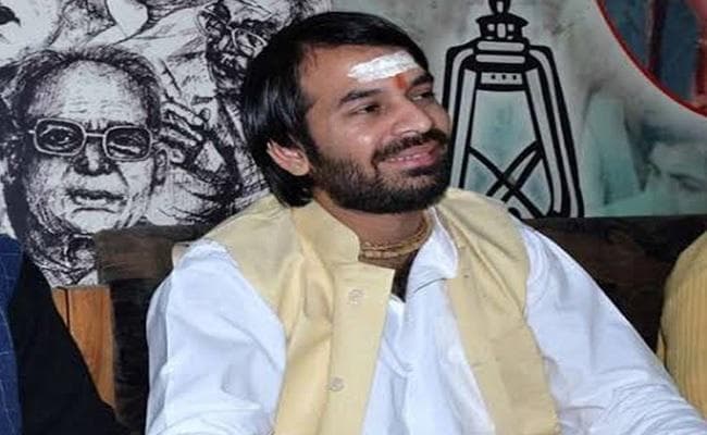 तेजप्रताप ने इशारों ही इशारों में अपने मामा साधु और सुभाष यादव पर बोला बड़ा हमला, कहा...