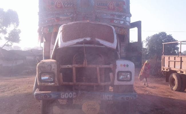 झारखंड : गांव में घुसकर नक्सलियों ने चार ट्रक फूंके