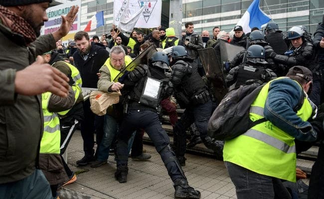 France : पेरिस में ‘Yellow Vest’ प्रदर्शनकारियों पर पुलिस ने आंसू गैस के गोले छोड़े