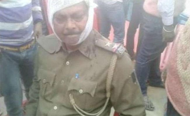 क्रिकेट मैच में हुए विवाद को सुलझाने गयी पुलिस पर हमला, कई पुलिसकर्मी घायल