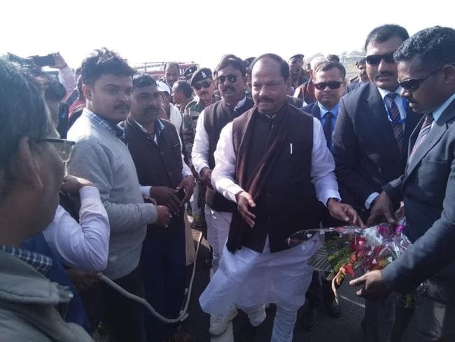 रघुवर दास का स्वागत करने पहुंचे धनबाद के सांसद गिरे, हाथ-पैर में लगी चोट