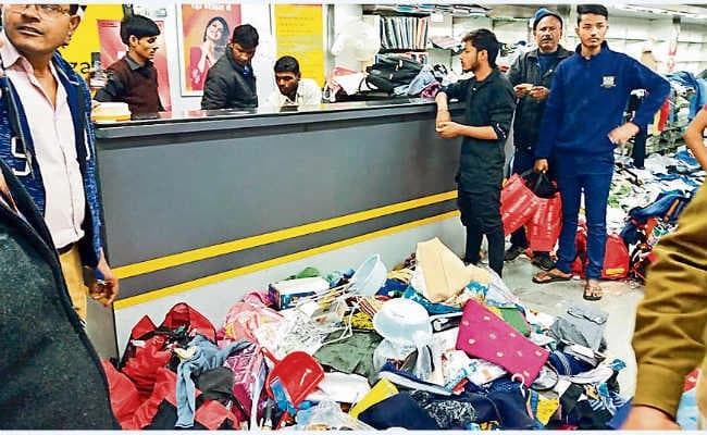 आरा : ......जब बेकाबू भीड़ ने मॉल में की लूटपाट